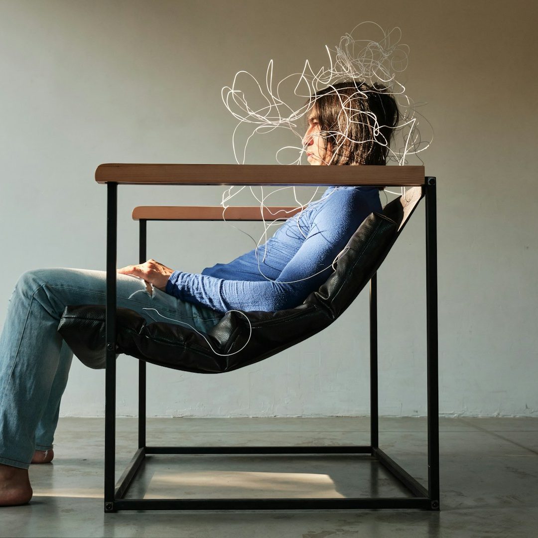 Mains tenant des lumières scintillantes sur fond de ciel bleu.